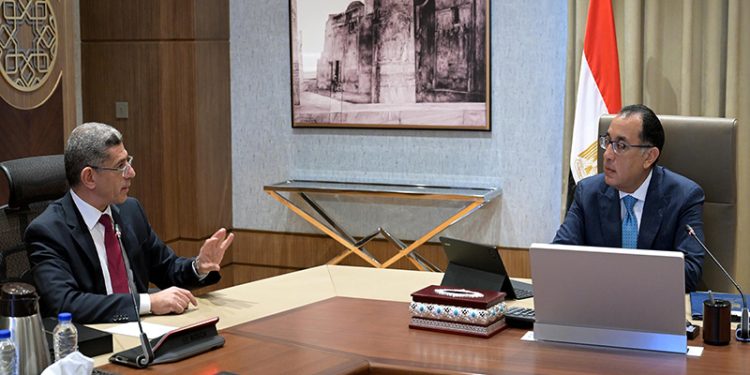 رئيس الوزراء يتابع مع الرئيس التنفيذي لوكالة الفضاء المصرية عدداً من ملفات العمل