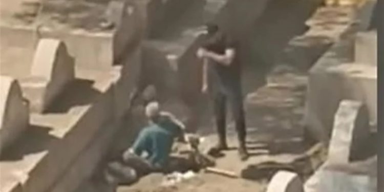فيديو صادم يكشف إهانة حرمة الموتى في القبور بالقليوبية والداخلية تكشف التفاصيل