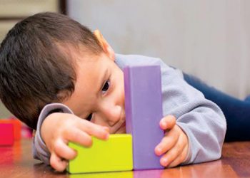 فجرت دراسة حديثة مفاجأة عن سبب إصابة الأطفال داخل الرحم بمرض التوحد