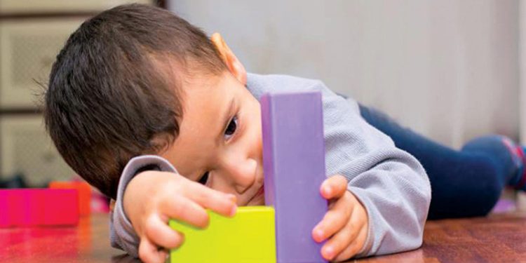 فجرت دراسة حديثة مفاجأة عن سبب إصابة الأطفال داخل الرحم بمرض التوحد