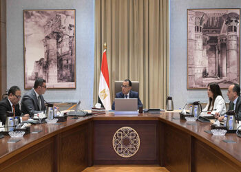 رئيس الوزراء يتابع مع وزير الإسكان عددا من مشروعات الوزارة وملفات العمل