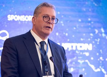 وزير البترول يبحث مع «توتال» الاستفادة من فرص البحث عن الغاز الطبيعي