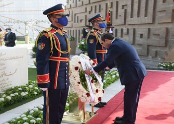 السيسى يضع إكليلًا من الزهور على قبر الزعيم الراحل محمد أنور السادات