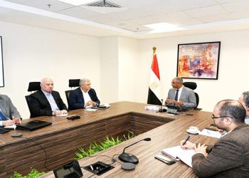 نائب وزير الإسكان يتابع مع مسئولي الوزارة موقف الخطة الاستراتيجية لتحلية مياه البحر