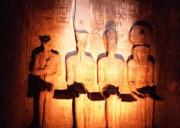 2000 سائح يشهدون تعامد الشمس على وجه تمثال رمسيس الثاني في أبوسمبل