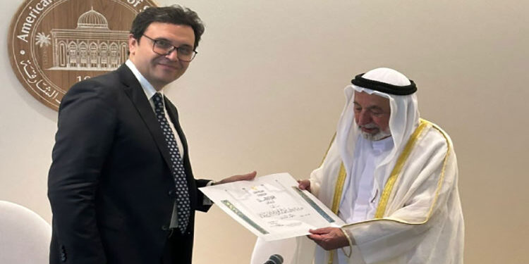 وزير الثقافة يُسلم سمو الشيخ الدكتور سلطان بن محمد القاسمي  حاكم الشارقة  “جائزة النيل للمبدعين العرب”