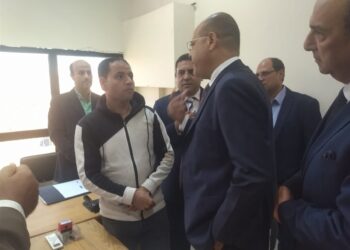 وزير العمل يبدأ جولته في شرم الشيخ بزيارة “مكتب العمل”