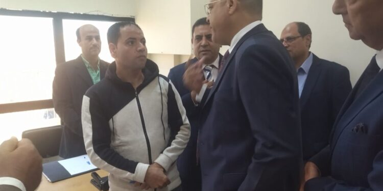 وزير العمل يبدأ جولته في شرم الشيخ بزيارة “مكتب العمل”