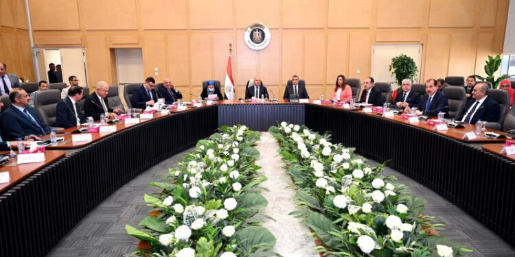 نائب رئيس مجلس الوزراء للتنمية الصناعية وزير الصناعة والنقل يترأس الاجتماع الثامن للمجموعة الوزارية للتنمية الصناعية