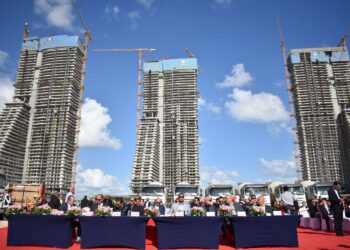 خلال مشاركته بحفل انتهاء الهيكل الخرسانى للبرج الأيقونى بالعلمين الجديدة