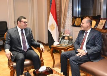 وزيرا الإسكان والعمل يستعرضان سبل تعزيز التعاون المشترك