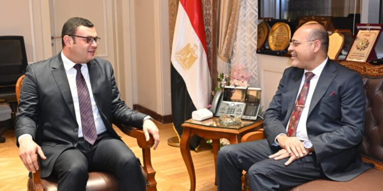 وزيرا الإسكان والعمل يستعرضان سبل تعزيز التعاون المشترك