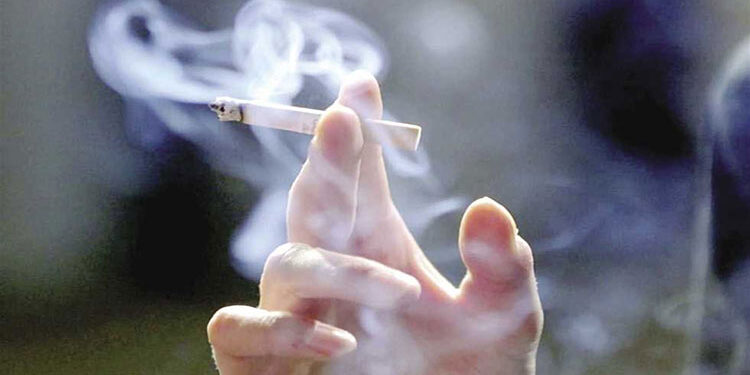 هل التدخين عادة أم إدمان؟.. حسام موافي يرد