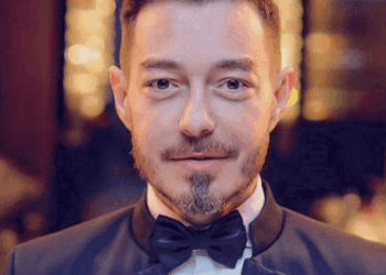 وداع مؤلم.. أحمد زاهر يتلقى العزاء في خالته الراحلة