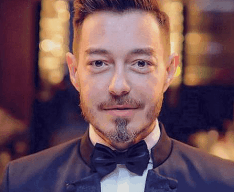وداع مؤلم.. أحمد زاهر يتلقى العزاء في خالته الراحلة