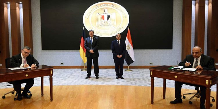 مدبولي ورئيس الوزراء البافاري يشهدان توقيع إعلان نوايا بين الكهرباء وحكومة ولاية بافاريا الألمانية