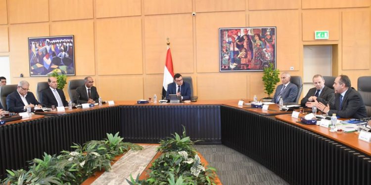 وزير الإسكان يتابع سير العمل بمشروعات المياه والصرف وأبراج العلمين الجديدة التى تنفذها شركة المقاولون العرب