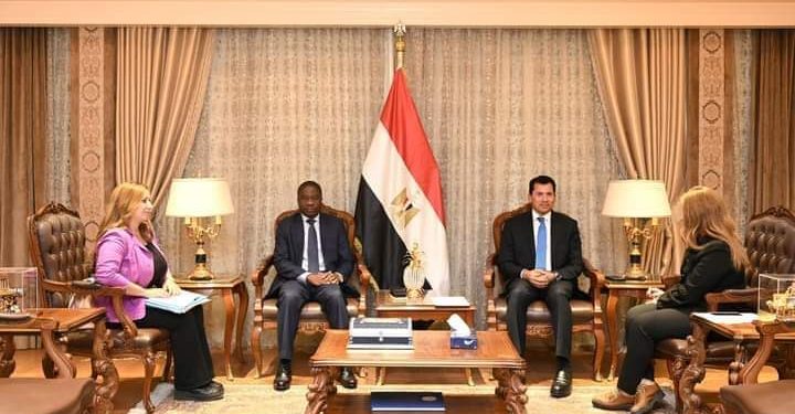 وزير الشباب والرياضة يبحث التعاون الثنائي مع سفير كوت ديفوار بالقاهرة