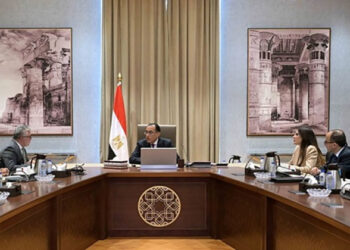 رئيس الوزراء يتابع مع رئيس المنطقة الاقتصادية لقناة السويس عددا من ملفات العمل