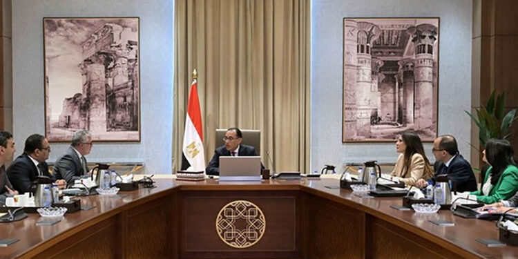 رئيس الوزراء يتابع مع رئيس المنطقة الاقتصادية لقناة السويس عددا من ملفات العمل