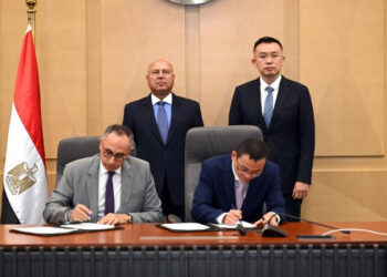 وزير الصناعة والنقل يشهد توقيع اتفاق بين شركة بايك الصينية وشركة ألكان لإقامة مصنع لإنتاج سيارات كهربائية في مصر