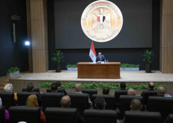 رئيس الوزراء يلتقي أعضاء منظومة الشكاوى الحكومية الموحدة بمجلس الوزراء