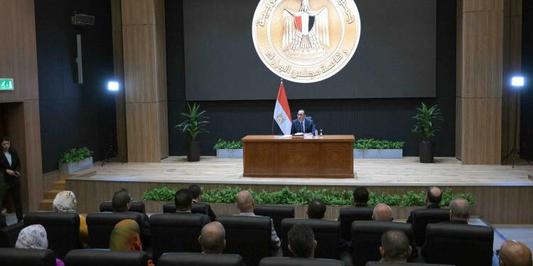 رئيس الوزراء يلتقي أعضاء منظومة الشكاوى الحكومية الموحدة بمجلس الوزراء