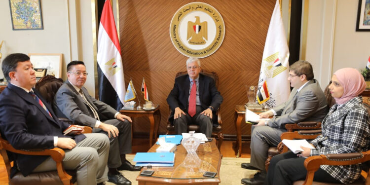 وزير التعليم العالي يبحث دعم التعاون المُشترك مع كازاخستان