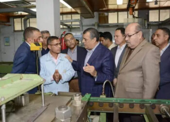 وزير الإنتاج الحربى يتفقد شركة قها للصناعات الكيماوية