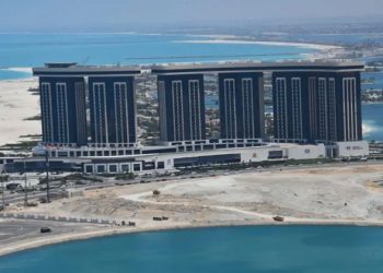 وزير الإسكان يتابع الموقف التنفيذى للمشروعات السكنية والخدمية والترفيهية بالعلمين الجديدة