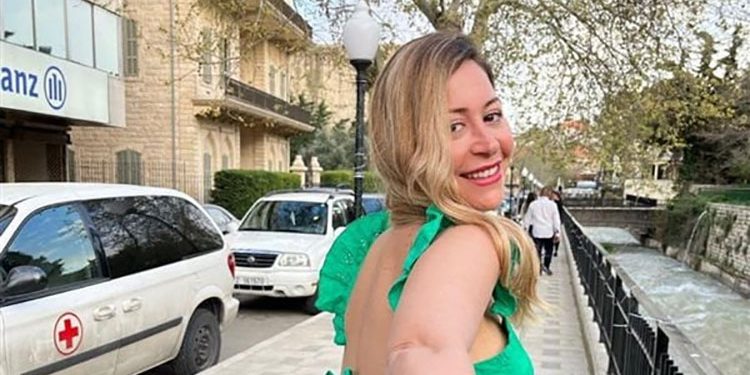 إطلالة جريئة.. سعر بنطلون منة شلبي يثير الجدل بالسوشيال ميديا