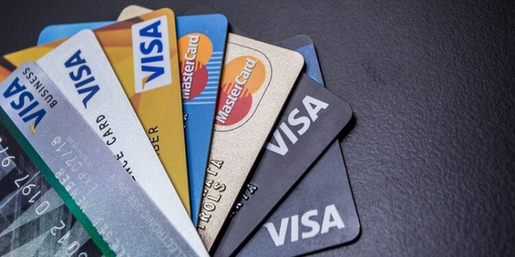 حيل يستخدمها مصدرو البطاقات الائتمانية