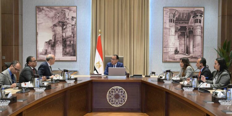 رئيس الوزراء يتابع مع وزير الطيران المدني موقف تطوير مطاري “برج العرب” و”العلمين الدولي”