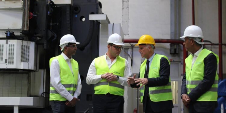 وزير الإسكان يزور مصنع “تربوسان” التركى لبحث فرص نقل وتوطين صناعة الطلمبات اللازمة لمشروعات المياه والصرف