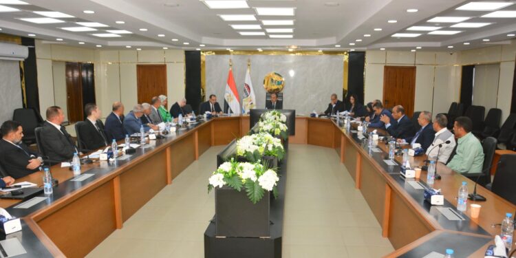 وزير قطاع الأعمال يستعرض مع رؤساء شركات الغزل والنسيج التابعة آخر مستجدات المشروع