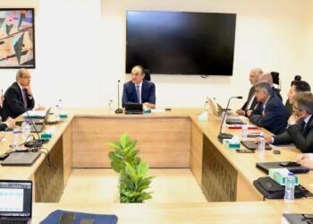 وزير قطاع الأعمال يجتمع برؤساء شركات الأدوية التابعة لاستعراض مؤشرات الأداء وموقف تنفيذ خطط العمل والمشروعات وفرص الاستثمار