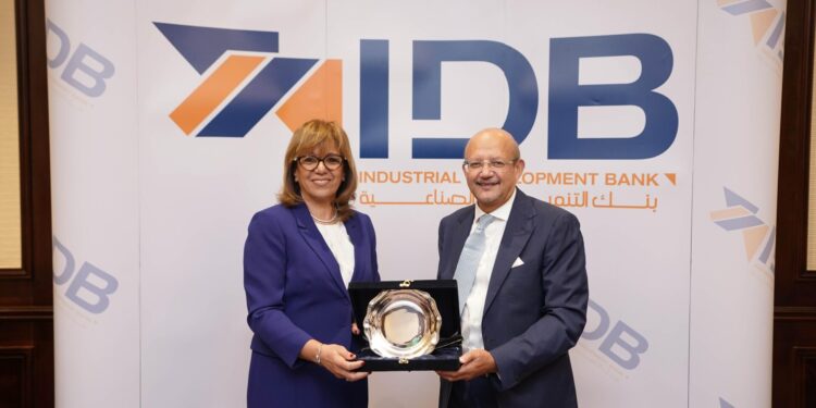 بنك التنمية الصناعية يكرم مجلس الإدارة السابق تقديراً لجهودهم وإسهاماتهم في تعزيز مسيرة البنك