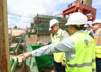 وزير الإسكان يطمئن على موقف تركيب وتشغيل التوربينات بمشروع سد ومحطة “جوليوس نيريرى” الكهرومائية على نهر روفيجى بتنزانيا