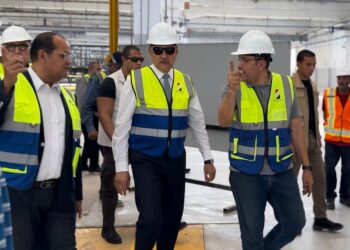 وزير قطاع الأعمال العام يتفقد مشروعات التطوير بشركة النصر للسيارات
