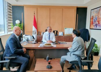 نائب وزير الإسكان يبحث مع شركة عالمية توطين صناعة المهمات الكهروميكانيكية لمحطات المياه والصرف