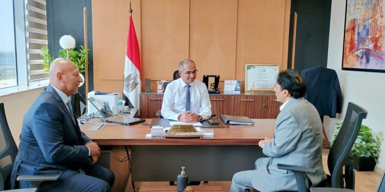 نائب وزير الإسكان يبحث مع شركة عالمية توطين صناعة المهمات الكهروميكانيكية لمحطات المياه والصرف