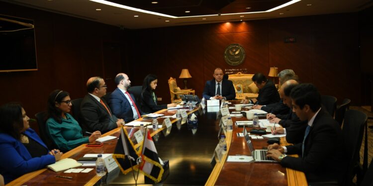 رئيس الرقابة المالية يلتقي ممثلي البنك الآسيوي للاستثمار في البنية التحتية لبحث سبل التعاون المشترك