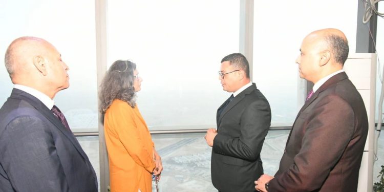 الشربيني يقدم لمسئولى “الهابيتات” شرحاً مفصلاً عن مشروعات العاصمة من أعلى نقطة فى قارة أفريقيا بالبرج الأيقونى