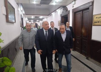 وزير الكهرباء يواصل جولاته الميدانية ويتفقد شركة جنوب القاهرة لتوزيع الكهرباء
