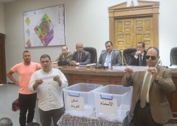 إجراء القرعة العلنية لحجز 32 وحدة طعام متنقلة بمدينة العاشر من رمضان