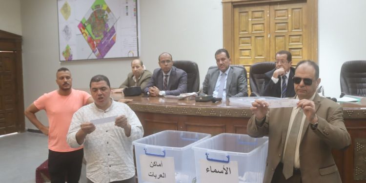 إجراء القرعة العلنية لحجز 32 وحدة طعام متنقلة بمدينة العاشر من رمضان