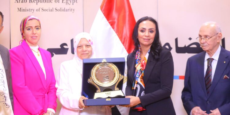 وزيرة التضامن تكرم عدداً من النماذج الملهمة في إطار مبادرة ” الأب القدوة “