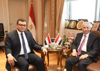 وزير الإسكان يستقبل السفير العراقى بالقاهرة لبحث تعزيز سبل التعاون المشترك ونقل التجربة العمرانية المصرية