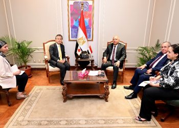 باستثمارات 30 مليون يورو.. وزير الصناعة يبحث موقف مصنع الأنظمة الكهربائية للسيارات