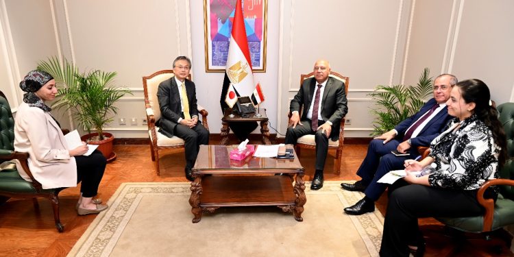 باستثمارات 30 مليون يورو.. وزير الصناعة يبحث موقف مصنع الأنظمة الكهربائية للسيارات